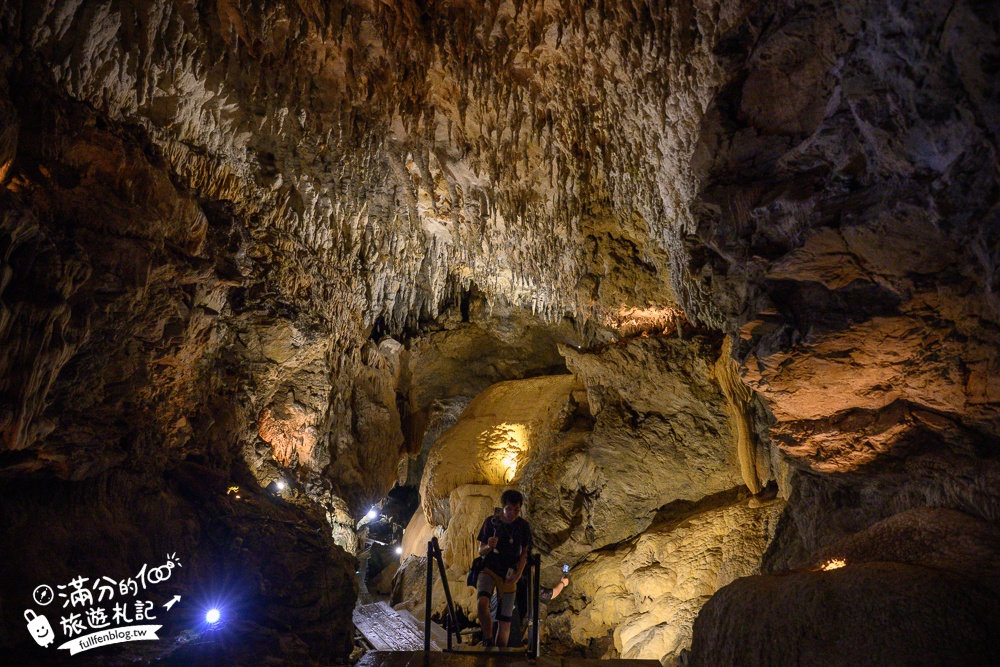 沖繩【CAVE OKINAWA鐘乳洞】沖繩尋寶秘境~地下金色宮殿,探索夢幻鐘乳石洞,還能在森林咖啡館下午茶!