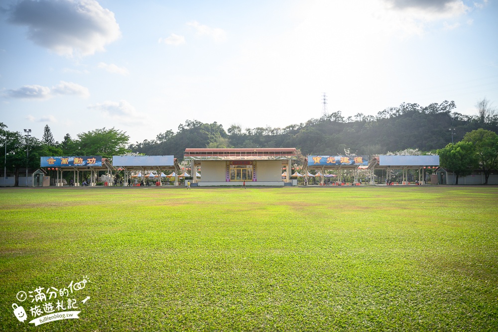 高雄【神威天臺山道場】六龜花旗木湖景秘境.金碧輝煌神殿隱藏夢幻泰國櫻花林!