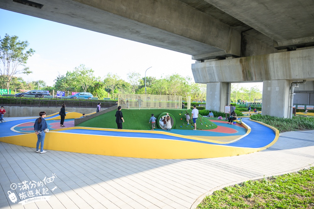 彰化【田中滑步車公園】免門票高鐵橋下親子遊戲場，有挑戰性的滑步車步道,還能玩沙溜滑梯!