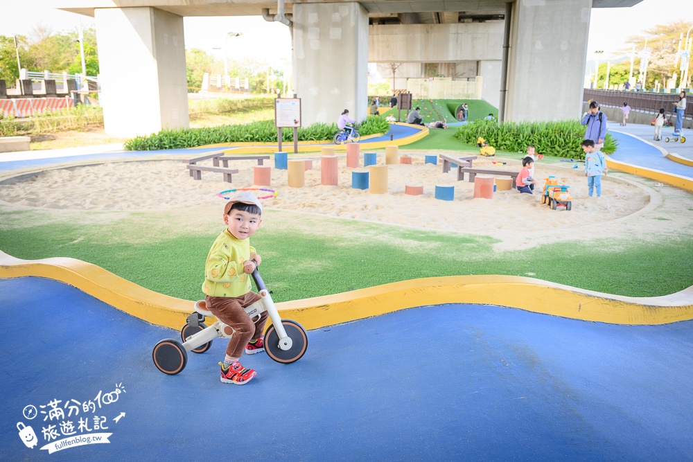 彰化【田中滑步車公園】免門票高鐵橋下親子遊戲場，有挑戰性的滑步車步道,還能玩沙溜滑梯!