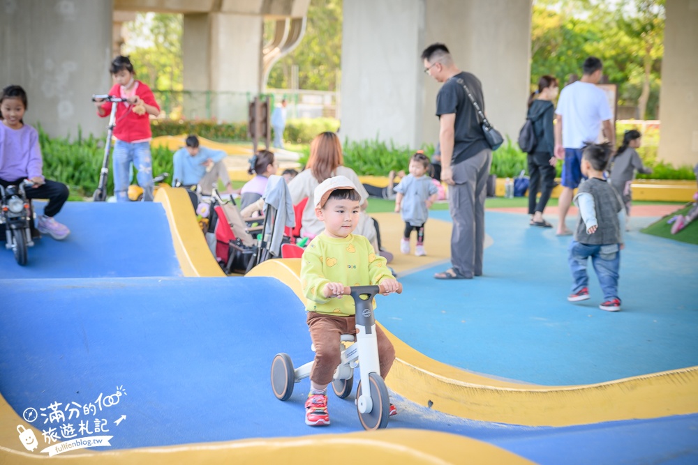 彰化【田中滑步車公園】免門票高鐵橋下親子遊戲場，有挑戰性的滑步車步道,還能玩沙溜滑梯!