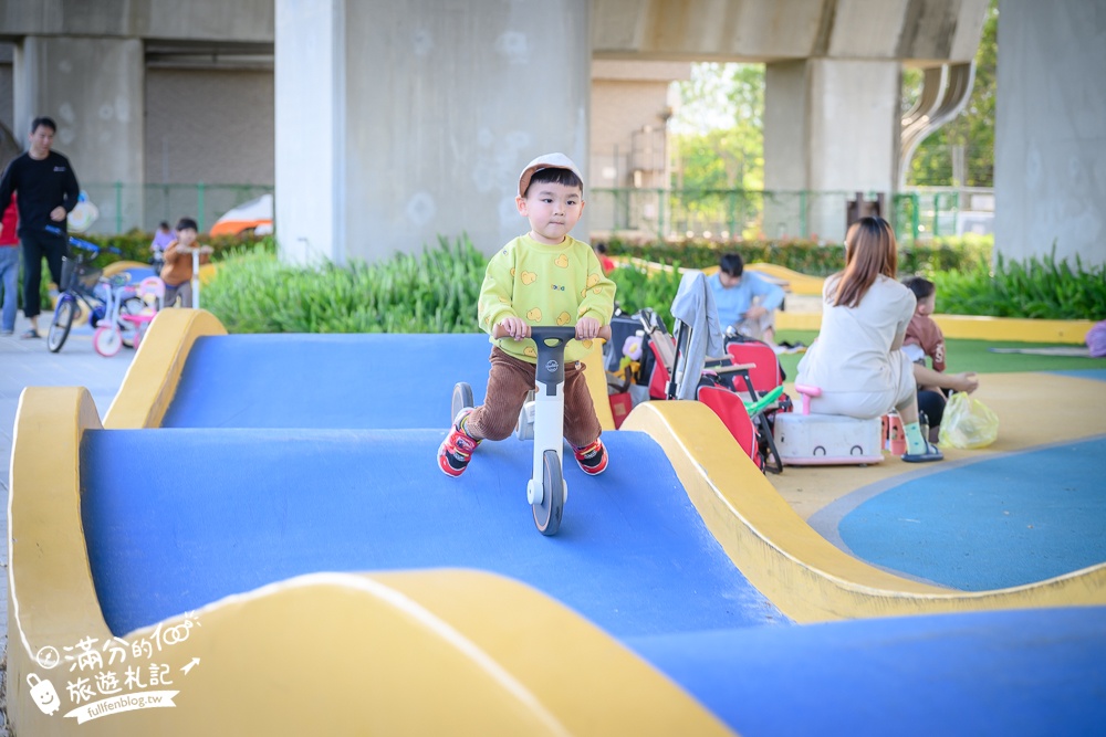 彰化【田中滑步車公園】免門票高鐵橋下親子遊戲場，有挑戰性的滑步車步道,還能玩沙溜滑梯!