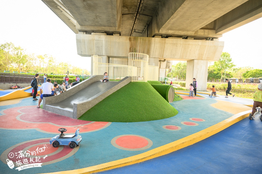 彰化【田中滑步車公園】免門票高鐵橋下親子遊戲場，有挑戰性的滑步車步道,還能玩沙溜滑梯!