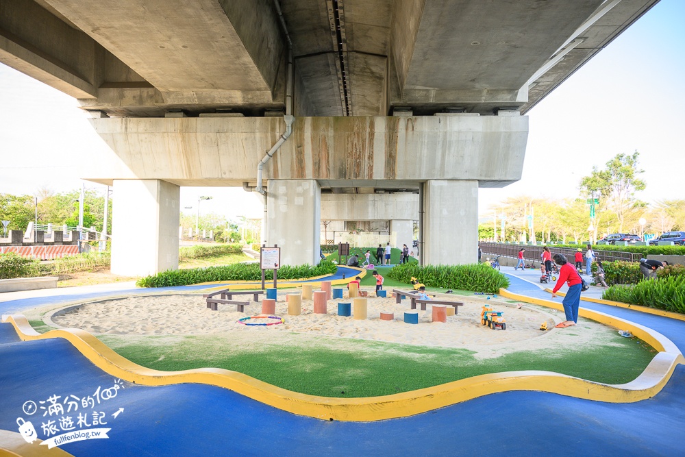 彰化【田中滑步車公園】免門票高鐵橋下親子遊戲場，有挑戰性的滑步車步道,還能玩沙溜滑梯!
