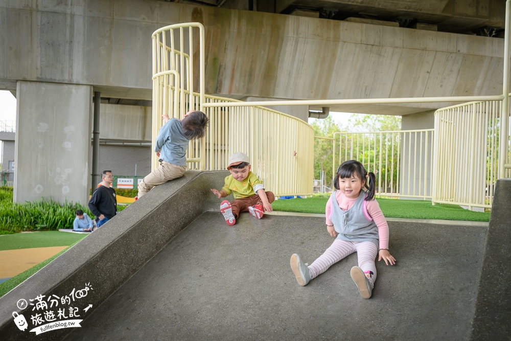 彰化【田中滑步車公園】免門票高鐵橋下親子遊戲場，有挑戰性的滑步車步道,還能玩沙溜滑梯!