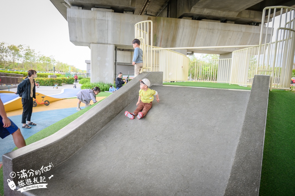 彰化【田中滑步車公園】免門票高鐵橋下親子遊戲場，有挑戰性的滑步車步道,還能玩沙溜滑梯!
