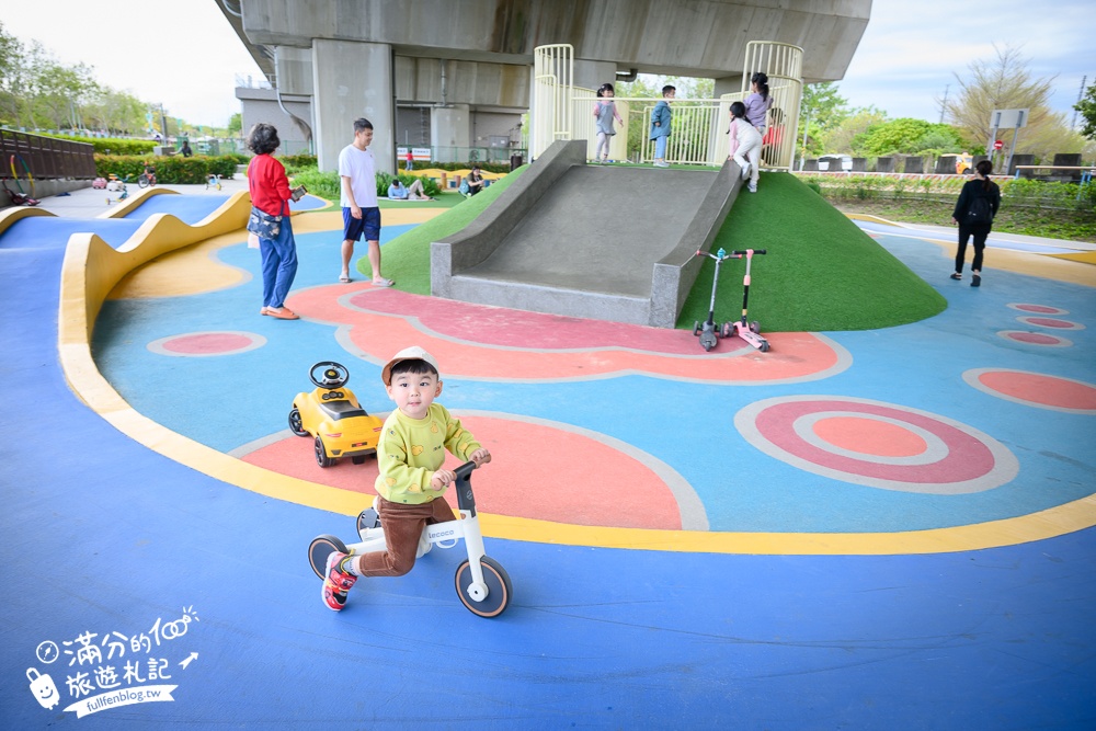 彰化【田中滑步車公園】免門票高鐵橋下親子遊戲場，有挑戰性的滑步車步道,還能玩沙溜滑梯!