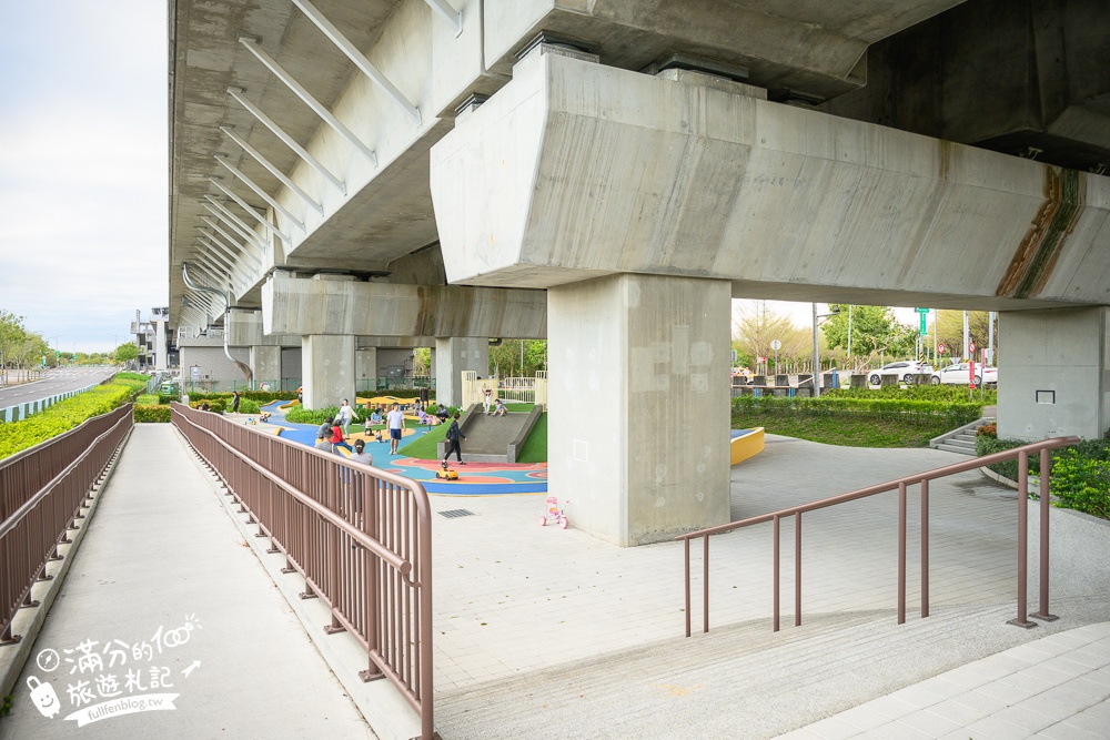 彰化【田中滑步車公園】免門票高鐵橋下親子遊戲場，有挑戰性的滑步車步道,還能玩沙溜滑梯!