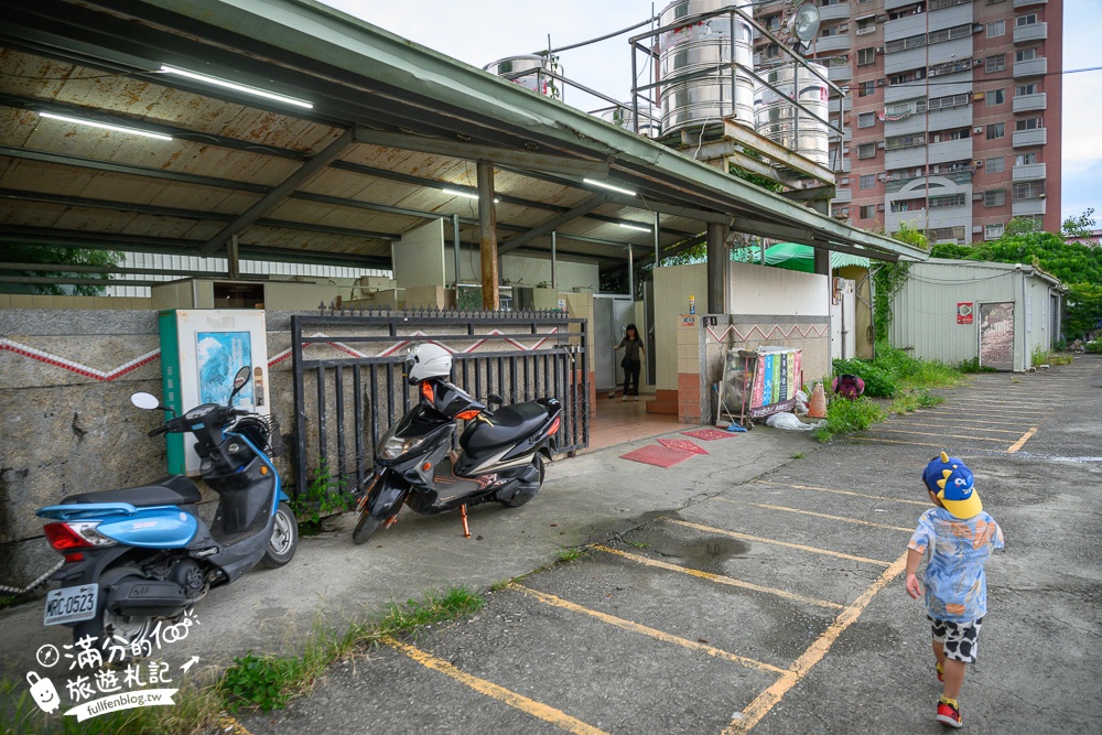【2025南投埔里城觀光夜市】每週只營業五六日！雨天還是可以逛.超過200間美食遊戲攤位.還能玩水上電動船.飄移車超好玩!