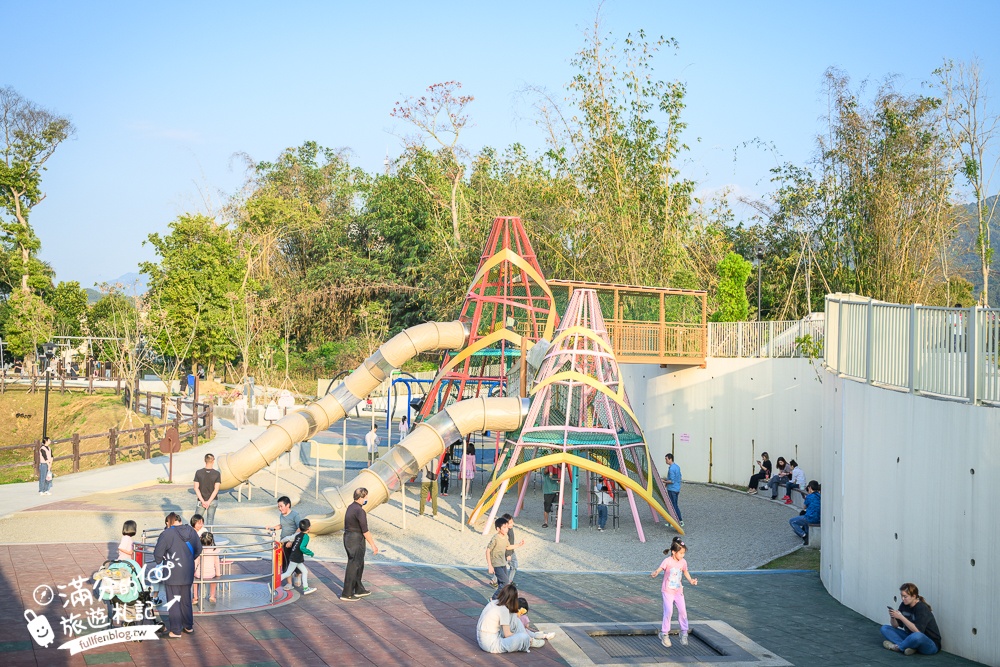 南投【竹夢親子公園】竹山小鎮新地標,雙塔竹筍造型溜滑梯好吸睛.攀爬網.鞦韆.沙坑.彈跳床和滑索通通免費玩!