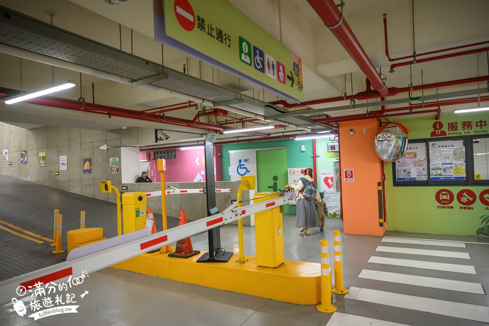 桃園【中壢文化兒童駕駛訓練公園】小孩愛車迷必訪！練習開車學交通號誌,還能玩滑梯.彩虹跑道和彈跳床~