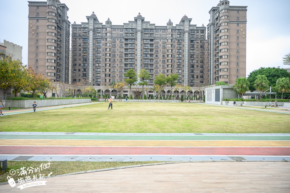 桃園【中壢文化兒童駕駛訓練公園】小孩愛車迷必訪！練習開車學交通號誌,還能玩滑梯.彩虹跑道和彈跳床~
