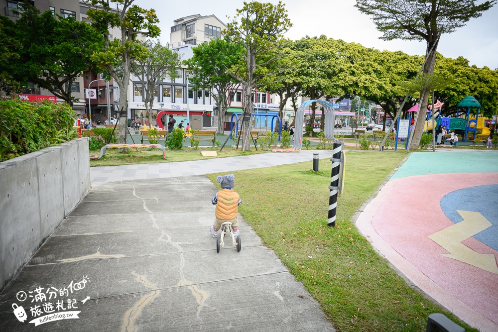 桃園【中壢文化兒童駕駛訓練公園】小孩愛車迷必訪！練習開車學交通號誌,還能玩滑梯.彩虹跑道和彈跳床~