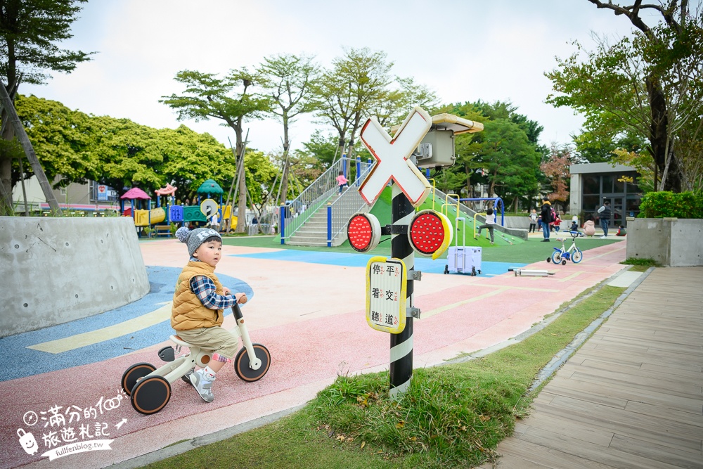 桃園【中壢文化兒童駕駛訓練公園】小孩愛車迷必訪！練習開車學交通號誌,還能玩滑梯.彩虹跑道和彈跳床~