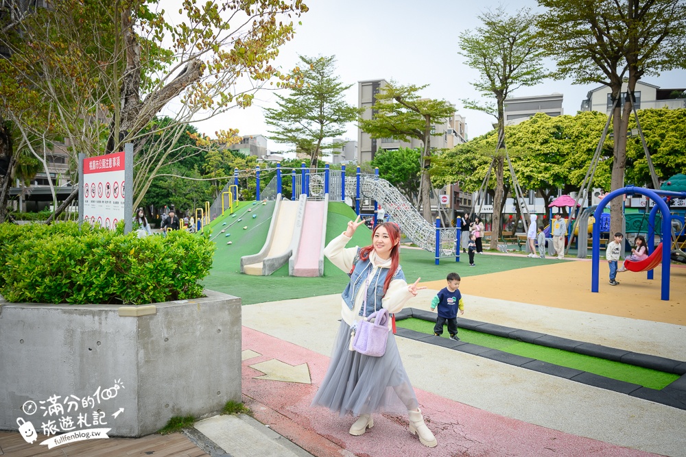 桃園【中壢文化兒童駕駛訓練公園】小孩愛車迷必訪！練習開車學交通號誌,還能玩滑梯.彩虹跑道和彈跳床~