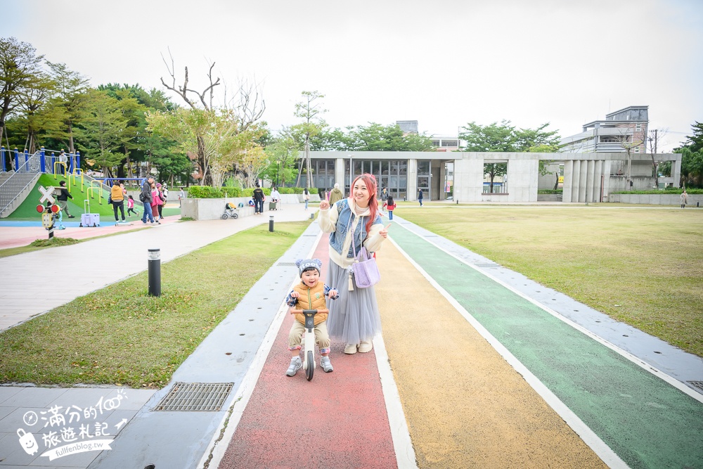桃園【中壢文化兒童駕駛訓練公園】小孩愛車迷必訪！練習開車學交通號誌,還能玩滑梯.彩虹跑道和彈跳床~