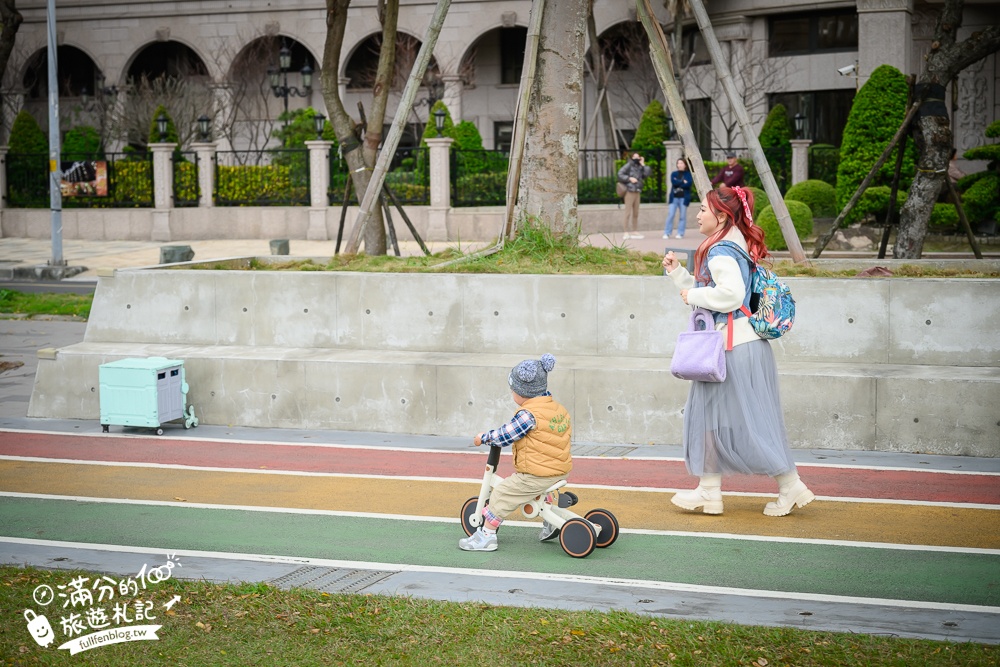 桃園【中壢文化兒童駕駛訓練公園】小孩愛車迷必訪！練習開車學交通號誌,還能玩滑梯.彩虹跑道和彈跳床~