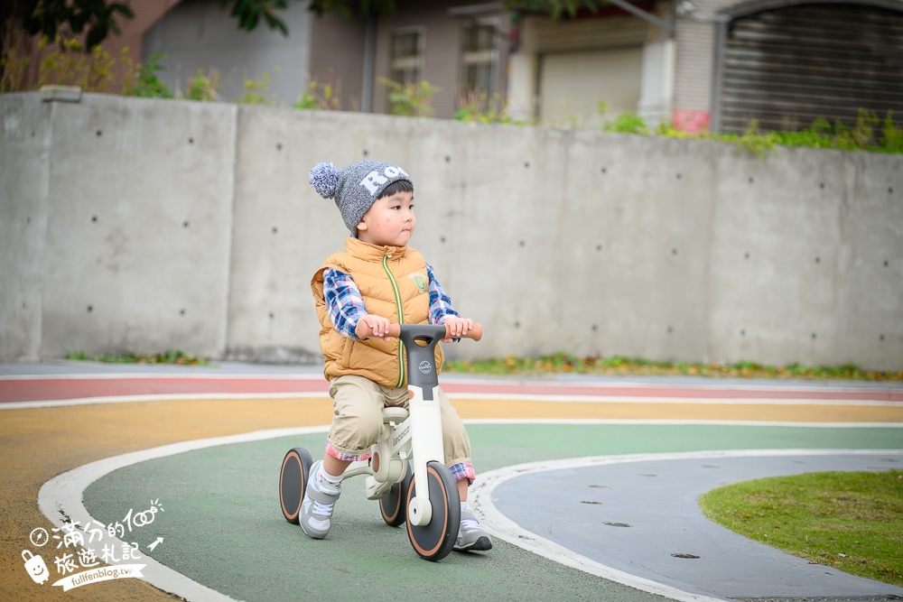 桃園【中壢文化兒童駕駛訓練公園】小孩愛車迷必訪！練習開車學交通號誌,還能玩滑梯.彩虹跑道和彈跳床~