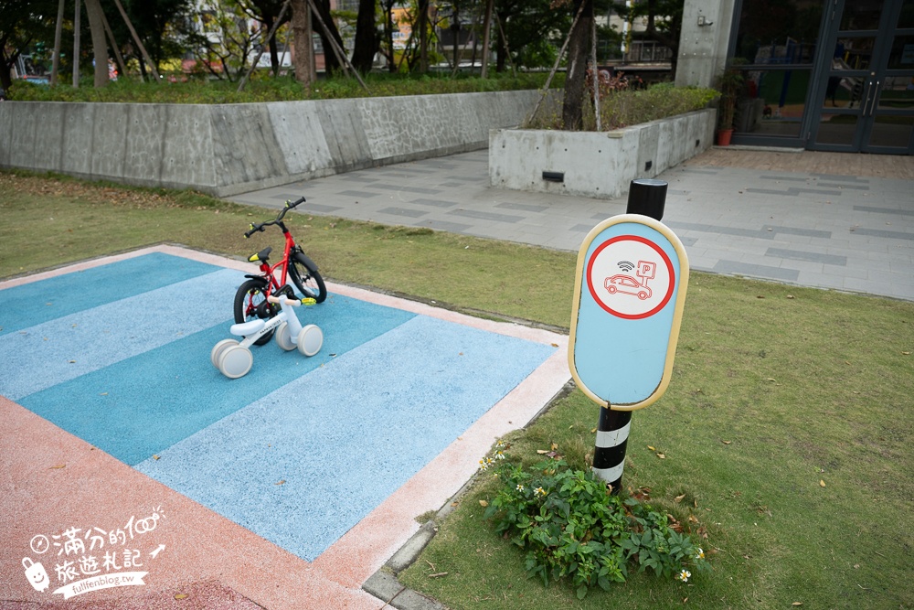 桃園【中壢文化兒童駕駛訓練公園】小孩愛車迷必訪！練習開車學交通號誌,還能玩滑梯.彩虹跑道和彈跳床~