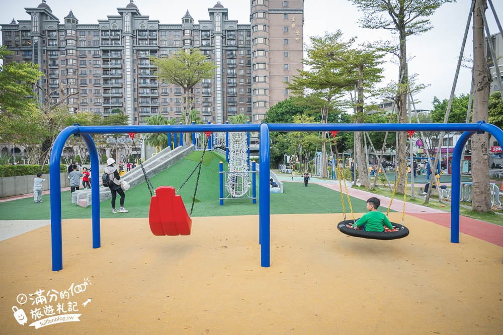 桃園【中壢文化兒童駕駛訓練公園】小孩愛車迷必訪！練習開車學交通號誌,還能玩滑梯.彩虹跑道和彈跳床~