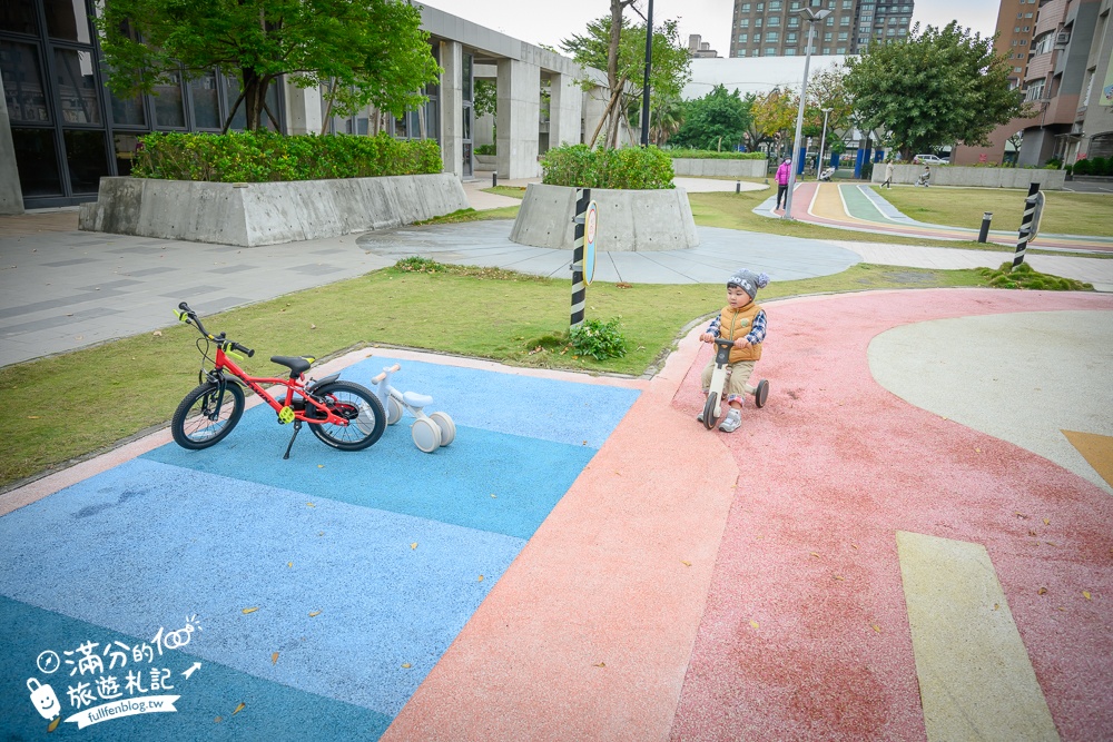 桃園【中壢文化兒童駕駛訓練公園】小孩愛車迷必訪！練習開車學交通號誌,還能玩滑梯.彩虹跑道和彈跳床~