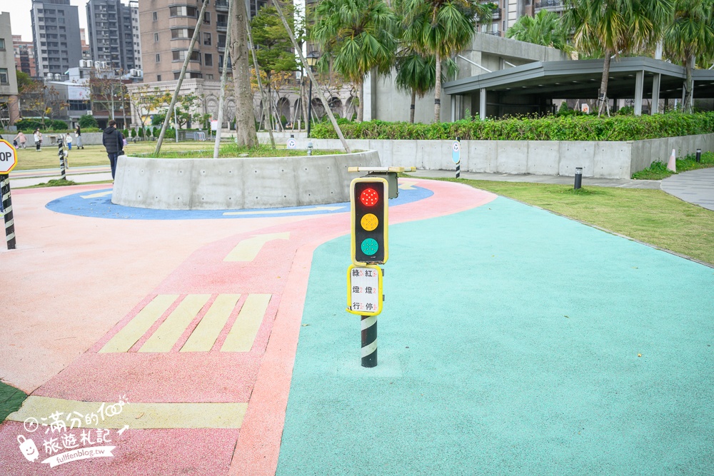 桃園【中壢文化兒童駕駛訓練公園】小孩愛車迷必訪！練習開車學交通號誌,還能玩滑梯.彩虹跑道和彈跳床~
