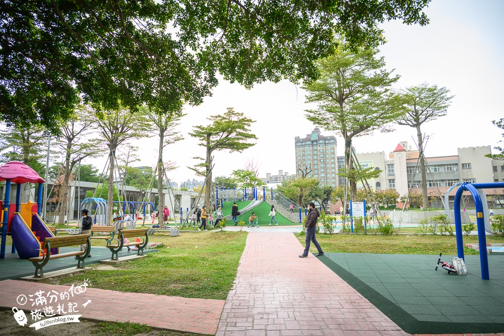 桃園【中壢文化兒童駕駛訓練公園】小孩愛車迷必訪！練習開車學交通號誌,還能玩滑梯.彩虹跑道和彈跳床~