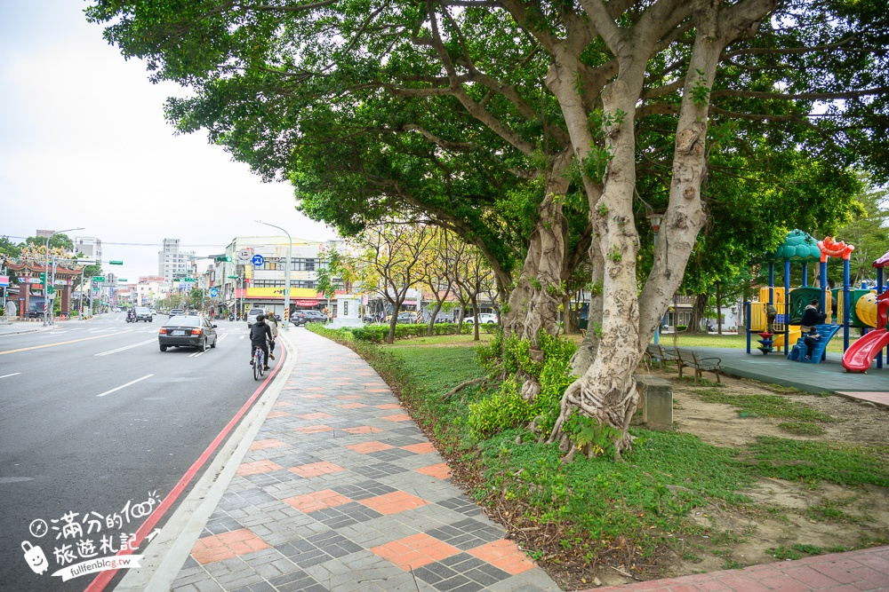 桃園【中壢文化兒童駕駛訓練公園】小孩愛車迷必訪！練習開車學交通號誌,還能玩滑梯.彩虹跑道和彈跳床~