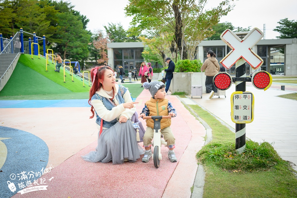 桃園【中壢文化兒童駕駛訓練公園】小孩愛車迷必訪！練習開車學交通號誌,還能玩滑梯.彩虹跑道和彈跳床~