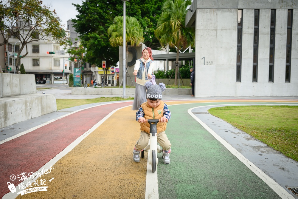 桃園【中壢文化兒童駕駛訓練公園】小孩愛車迷必訪！練習開車學交通號誌,還能玩滑梯.彩虹跑道和彈跳床~