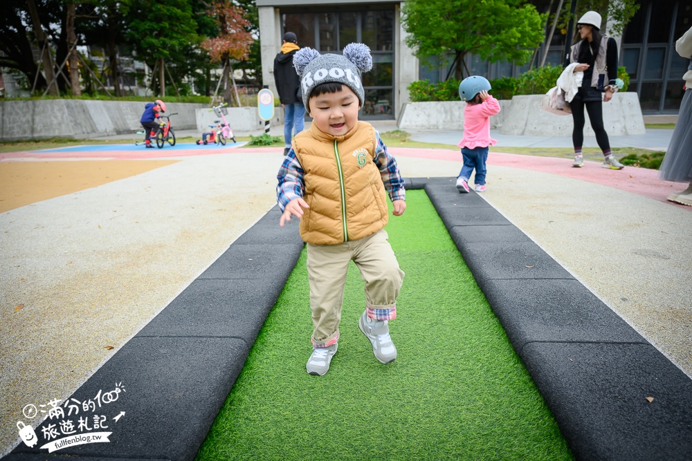 桃園【中壢文化兒童駕駛訓練公園】小孩愛車迷必訪！練習開車學交通號誌,還能玩滑梯.彩虹跑道和彈跳床~