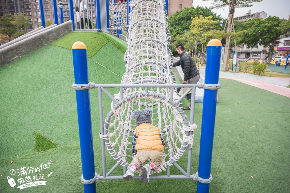桃園【中壢文化兒童駕駛訓練公園】小孩愛車迷必訪！練習開車學交通號誌,還能玩滑梯.彩虹跑道和彈跳床~