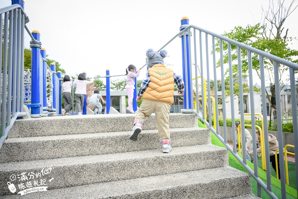 桃園【中壢文化兒童駕駛訓練公園】小孩愛車迷必訪！練習開車學交通號誌,還能玩滑梯.彩虹跑道和彈跳床~