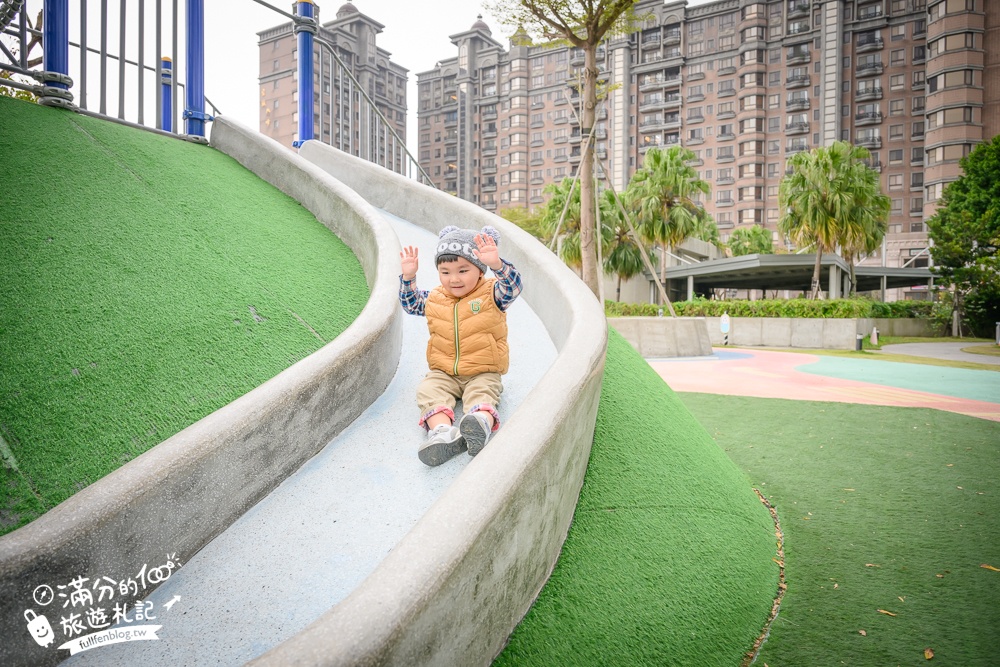 桃園【中壢文化兒童駕駛訓練公園】小孩愛車迷必訪！練習開車學交通號誌,還能玩滑梯.彩虹跑道和彈跳床~