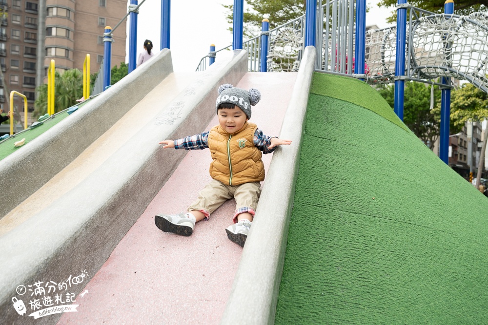 桃園【中壢文化兒童駕駛訓練公園】小孩愛車迷必訪！練習開車學交通號誌,還能玩滑梯.彩虹跑道和彈跳床~