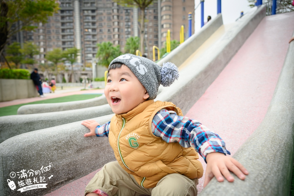 桃園【中壢文化兒童駕駛訓練公園】小孩愛車迷必訪！練習開車學交通號誌,還能玩滑梯.彩虹跑道和彈跳床~