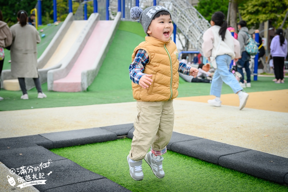 桃園【中壢文化兒童駕駛訓練公園】小孩愛車迷必訪！練習開車學交通號誌,還能玩滑梯.彩虹跑道和彈跳床~