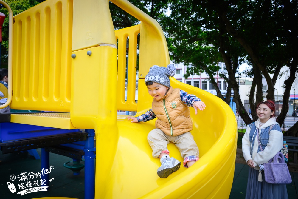 桃園【中壢文化兒童駕駛訓練公園】小孩愛車迷必訪！練習開車學交通號誌,還能玩滑梯.彩虹跑道和彈跳床~