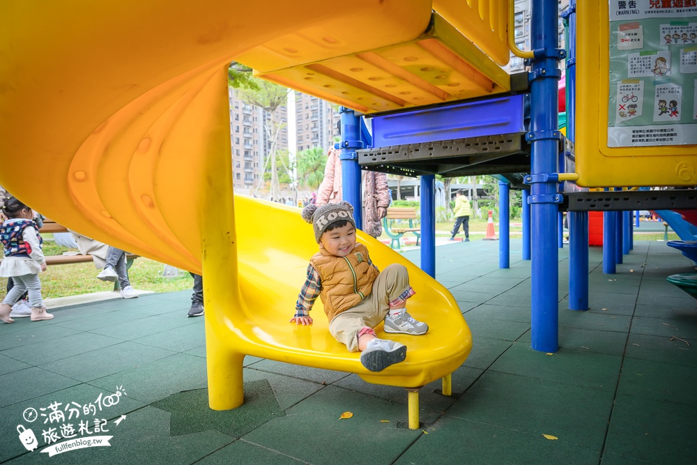桃園【中壢文化兒童駕駛訓練公園】小孩愛車迷必訪！練習開車學交通號誌,還能玩滑梯.彩虹跑道和彈跳床~