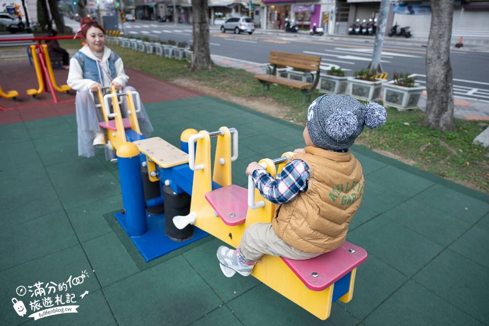 桃園【中壢文化兒童駕駛訓練公園】小孩愛車迷必訪！練習開車學交通號誌,還能玩滑梯.彩虹跑道和彈跳床~