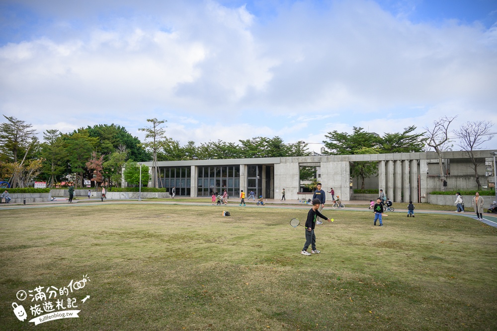 桃園【中壢文化兒童駕駛訓練公園】小孩愛車迷必訪！練習開車學交通號誌,還能玩滑梯.彩虹跑道和彈跳床~