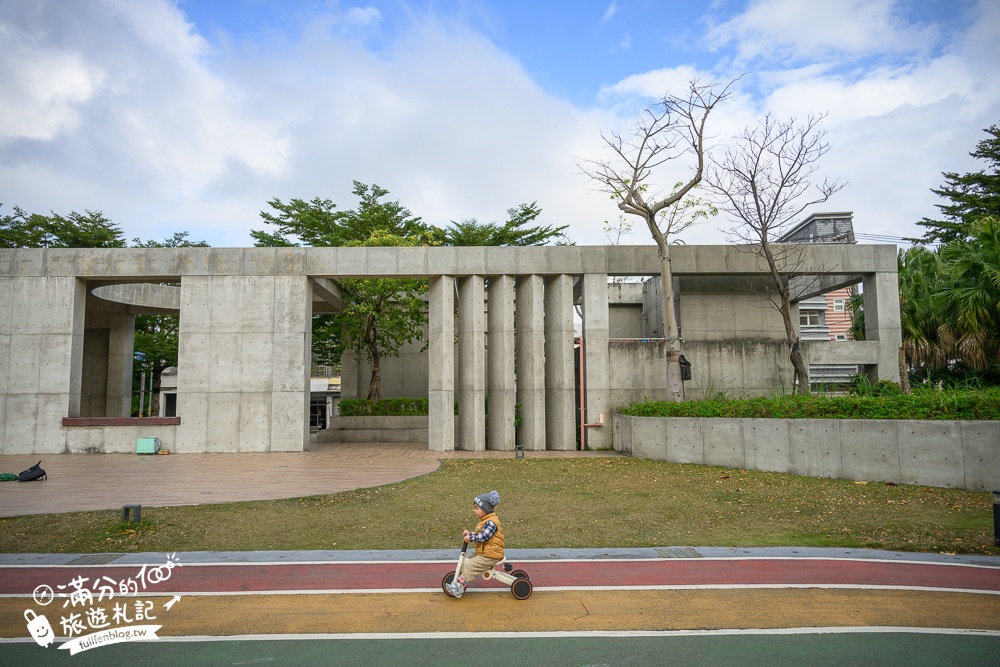 桃園【中壢文化兒童駕駛訓練公園】小孩愛車迷必訪！練習開車學交通號誌,還能玩滑梯.彩虹跑道和彈跳床~