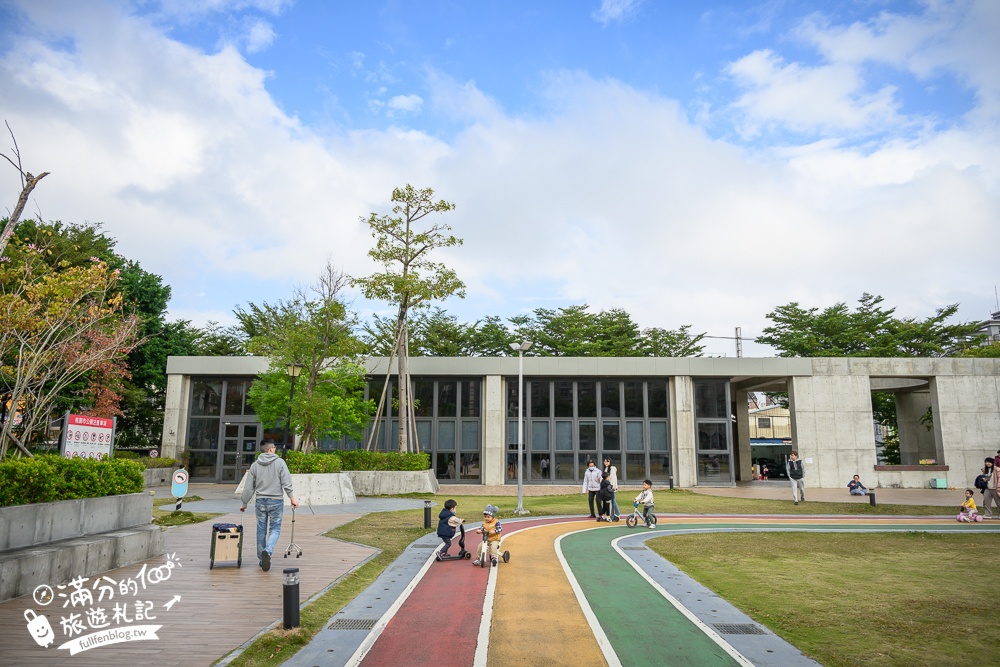 桃園【中壢文化兒童駕駛訓練公園】小孩愛車迷必訪！練習開車學交通號誌,還能玩滑梯.彩虹跑道和彈跳床~