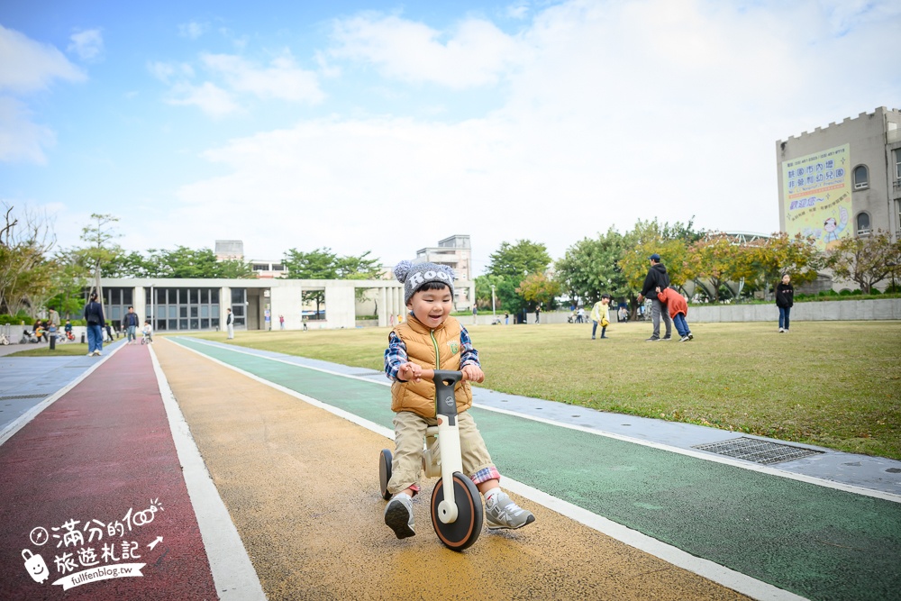 桃園【中壢文化兒童駕駛訓練公園】小孩愛車迷必訪！練習開車學交通號誌,還能玩滑梯.彩虹跑道和彈跳床~