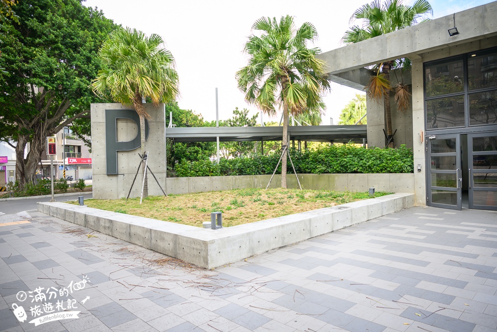 桃園【中壢文化兒童駕駛訓練公園】小孩愛車迷必訪！練習開車學交通號誌,還能玩滑梯.彩虹跑道和彈跳床~