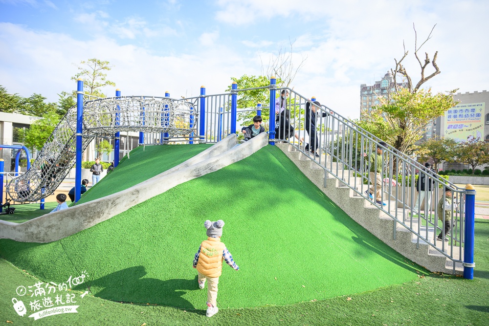 桃園【中壢文化兒童駕駛訓練公園】小孩愛車迷必訪！練習開車學交通號誌,還能玩滑梯.彩虹跑道和彈跳床~