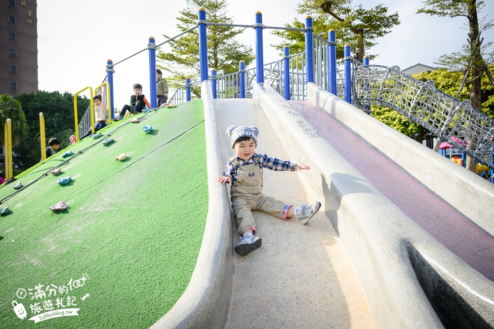 桃園【中壢文化兒童駕駛訓練公園】小孩愛車迷必訪！練習開車學交通號誌,還能玩滑梯.彩虹跑道和彈跳床~