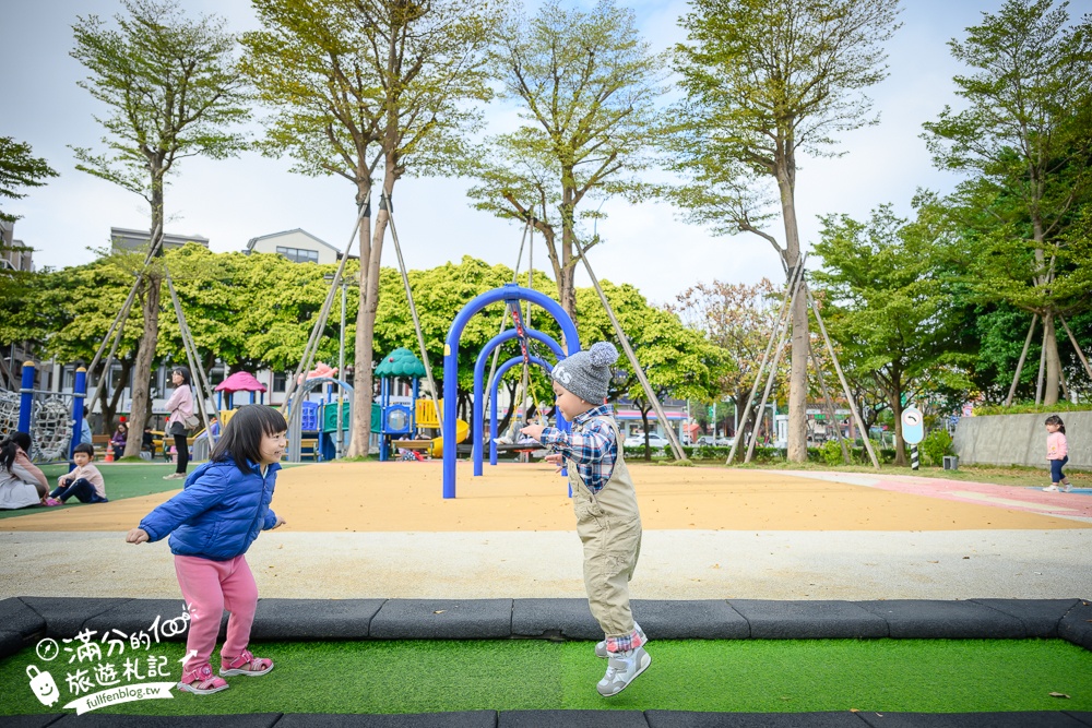 桃園【中壢文化兒童駕駛訓練公園】小孩愛車迷必訪！練習開車學交通號誌,還能玩滑梯.彩虹跑道和彈跳床~