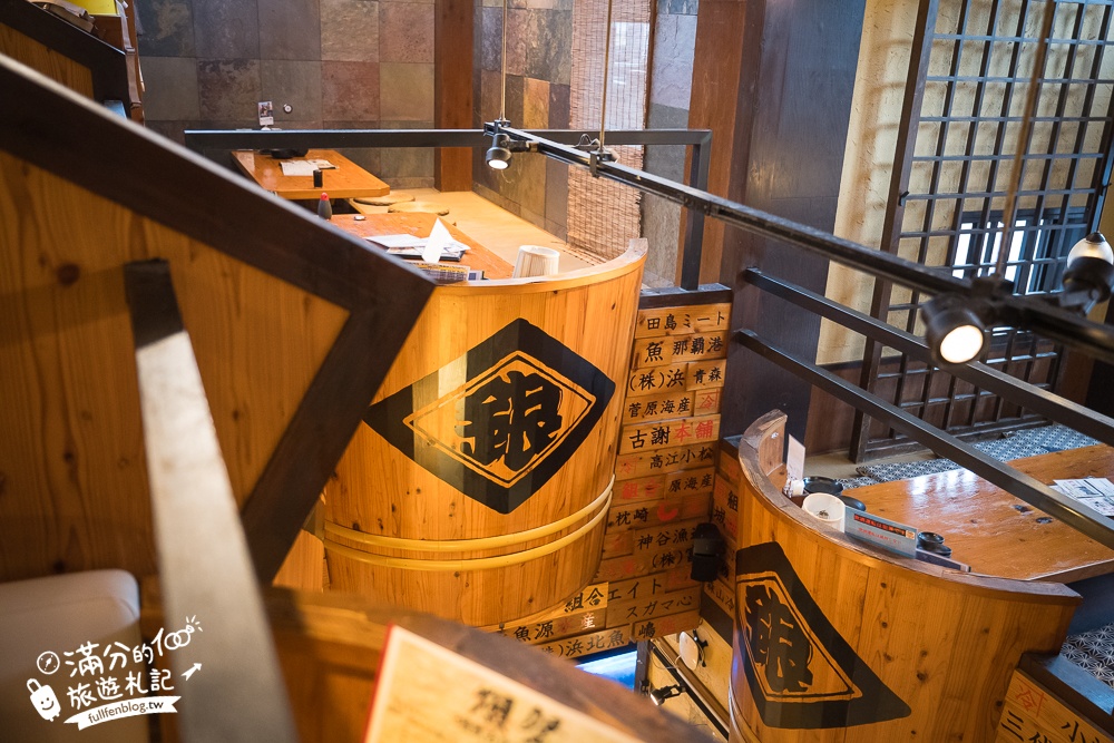 沖繩美食【目利銀次新都心本舖】那霸超人氣居酒屋,坐在木酒桶裡吃日料超特別!