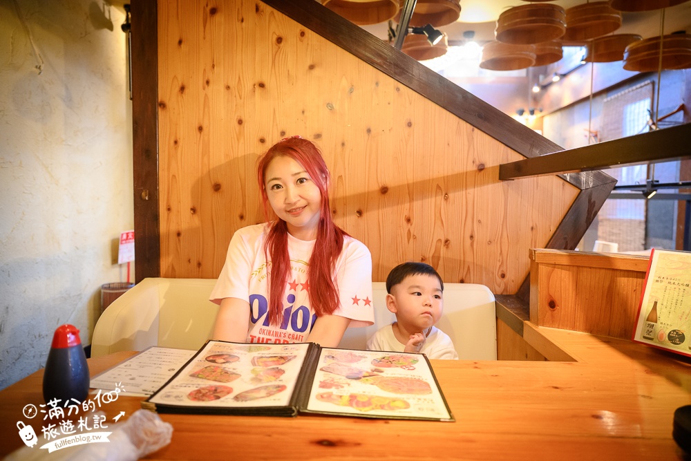 沖繩美食【目利銀次新都心本舖】那霸超人氣居酒屋,坐在木酒桶裡吃日料超特別!
